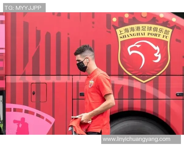 巴萨与上港激情对决足球盛宴再掀波澜球迷期待精彩瞬间