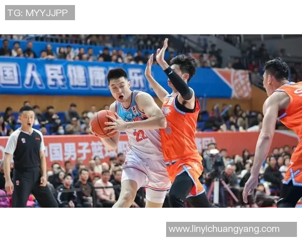 新疆队与辽宁队激战正酣足球比赛精彩瞬间回顾与分析